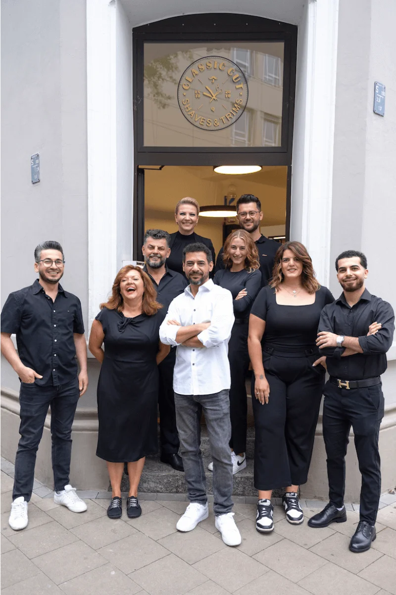 Friseurteam vor dem Salon – Teamfoto Neusser Friseursalon