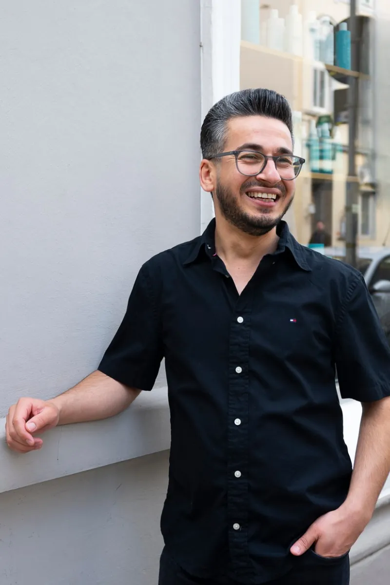Friseurmeister vor dem Neusser Friseursalon