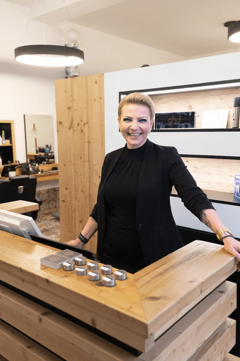 Natalie lächelt in die Kamera am Empfang