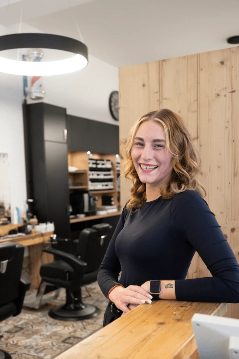 Junge Frau mit glatten Haaren – Mitarbeiterin Sharin im Neusser Friseursalon